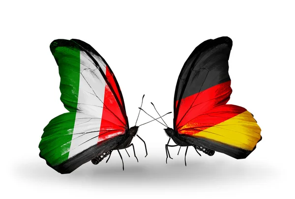 Dva motýli s příznaky na křídlech jako symbol vztahů, Itálie a Německo — Stock fotografie