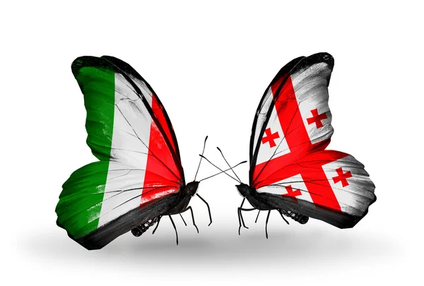 Due farfalle con bandiere sulle ali come simbolo delle relazioni Italia e Georgia — Foto Stock