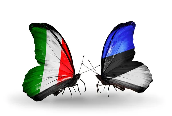 Due farfalle con le bandiere sulle ali come simbolo delle relazioni Italia ed Estonia — Foto Stock