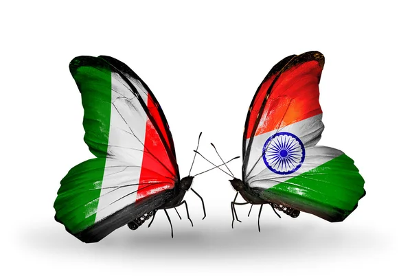 Dos mariposas con banderas en alas como símbolo de relaciones Italia e India — Foto de Stock