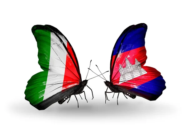 Zwei Schmetterlinge mit Flaggen auf Flügeln als Symbol der Beziehungen zwischen Italien und Kambodscha — Stockfoto