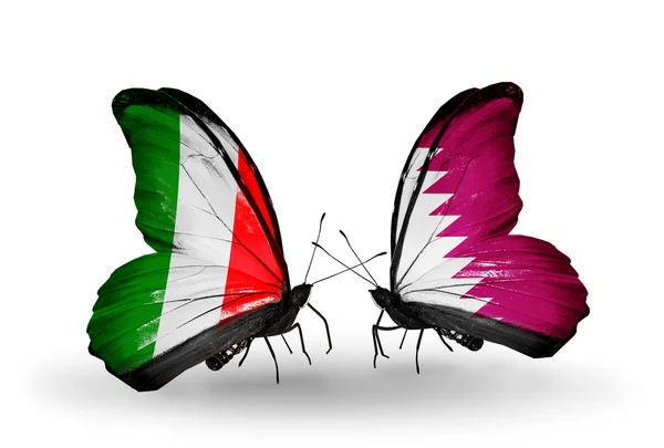 Två fjärilar med flaggor på vingarna som symbol för förbindelserna mellan Italien och qatar — Stockfoto