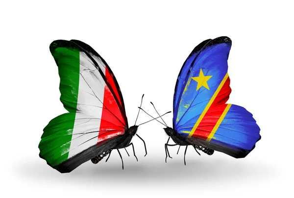 Dos mariposas con banderas en alas como símbolo de relaciones Italia y Kongo — Foto de Stock