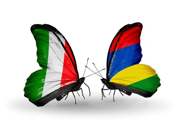 Две бабочки с флагами на крыльях как символ отношений Италии и Маврикия — стоковое фото