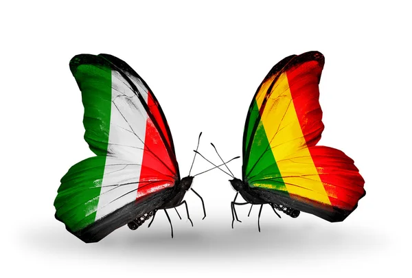 Deux papillons avec des drapeaux sur les ailes comme symbole des relations Italie et Mali — Photo