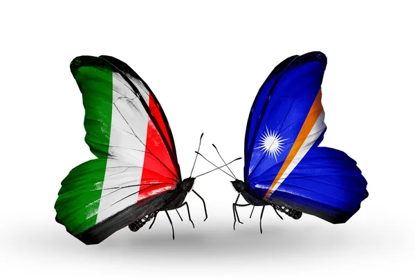 Zwei Schmetterlinge mit Flaggen auf Flügeln als Symbol der Beziehungen zwischen Italien und den Marshallinseln — Stockfoto