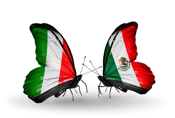 Due farfalle con le bandiere sulle ali come simbolo delle relazioni Italia e Messico — Foto Stock