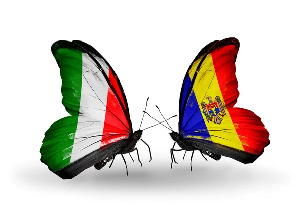 Deux papillons avec des drapeaux sur les ailes comme symbole des relations Italie et Moldavie — Photo