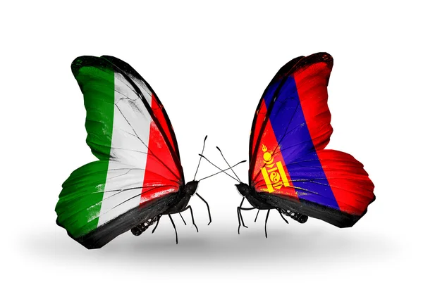 Zwei Schmetterlinge mit Flaggen auf Flügeln als Symbol der Beziehungen zwischen Italien und der Mongolei — Stockfoto