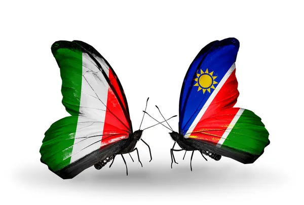Две бабочки с флагами на крыльях как символ отношений Италии и Намибии — стоковое фото