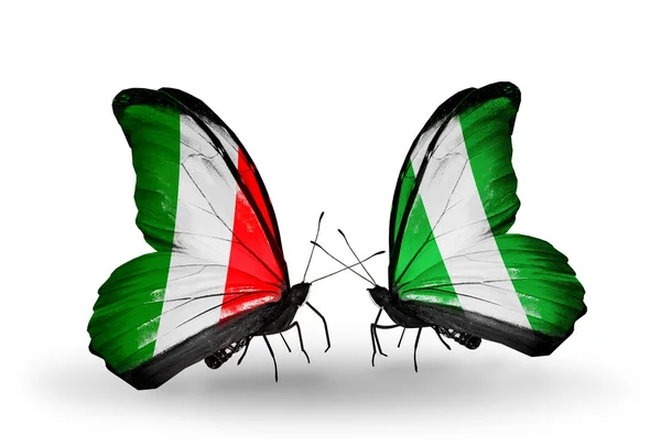 Dwa motyle z flagami na skrzydłach jako symbol stosunków, Włochy i Nigerii — Zdjęcie stockowe