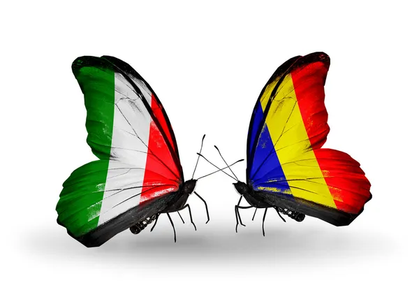Due farfalle con bandiere sulle ali come simbolo delle relazioni Italia e Ciad, Romania — Foto Stock