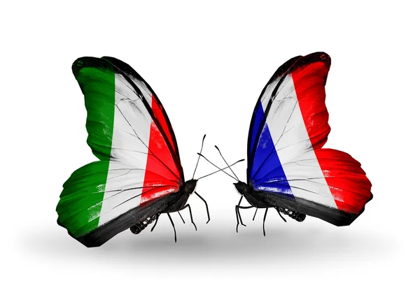 Duas borboletas com bandeiras nas asas como símbolo das relações Itália e França — Fotografia de Stock