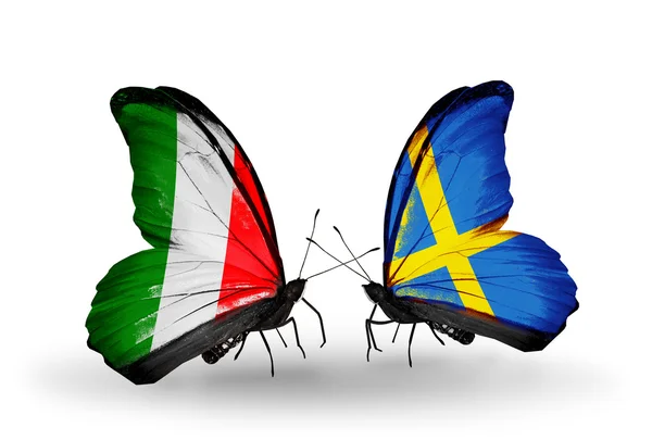 Dva motýli s příznaky na křídlech jako symbol vztahů, Itálie a Švédsko — Stock fotografie