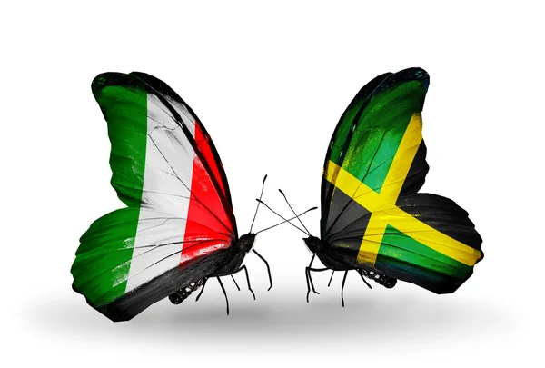 Deux papillons avec des drapeaux sur les ailes comme symbole des relations Italie et Jamaïque — Photo