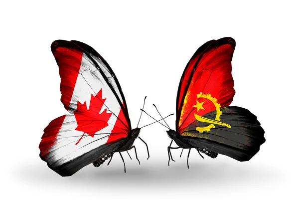 Δύο πεταλούδες με σημαίες με φτερά ως σύμβολο των σχέσεων, τον Καναδά και την Αγκόλα — Φωτογραφία Αρχείου