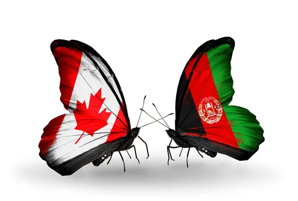 Két pillangók szárnyain zászlókkal kapcsolatok jelképe Kanada és Afganisztánban — Stock Fotó