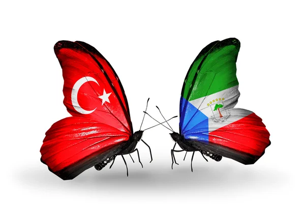 Deux papillons avec des drapeaux sur les ailes comme symbole des relations Turquie et Guinée équatoriale — Photo