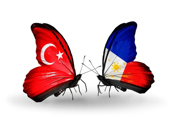 Zwei Schmetterlinge mit Flaggen auf Flügeln als Symbol der Beziehungen Türkei und Philippinen — Stockfoto