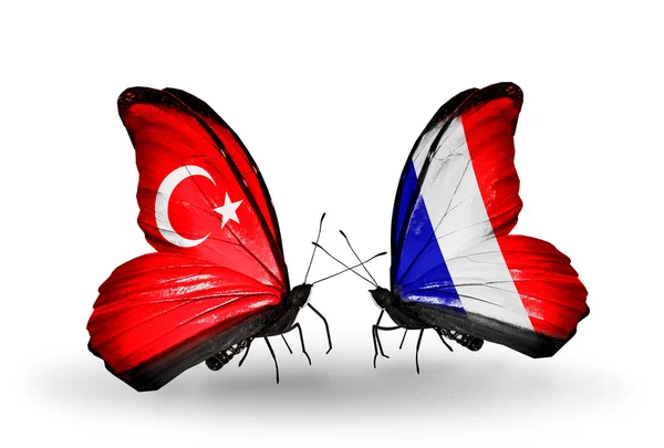 Dos mariposas con banderas en alas como símbolo de relaciones Turquía y Francia — Foto de Stock