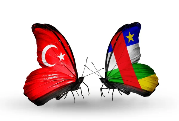 Twee vlinders met vlaggen op vleugels als symbool van betrekkingen Turkije en auto — Stockfoto