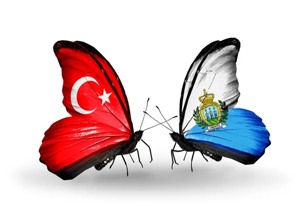 Dos mariposas con banderas en alas como símbolo de relaciones Turquía y San Marino — Foto de Stock