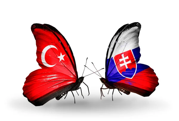 Zwei Schmetterlinge mit Flaggen auf Flügeln als Symbol der Beziehungen Türkei-Slowakei — Stockfoto