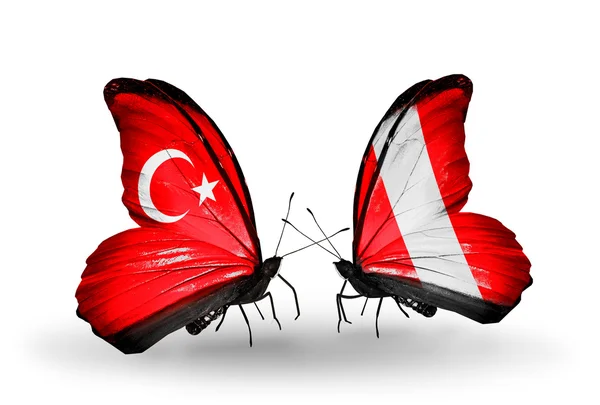 Två fjärilar med flaggor på vingarna som symbol för förbindelserna mellan Turkiet och peru — Stockfoto