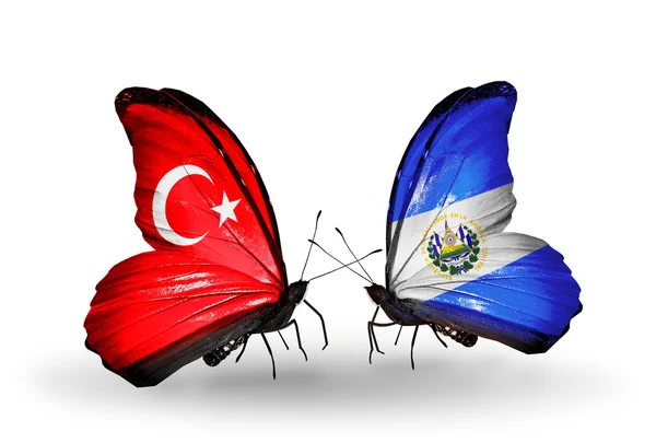 Duas borboletas com bandeiras em asas como símbolo das relações Turquia e Salvador — Fotografia de Stock