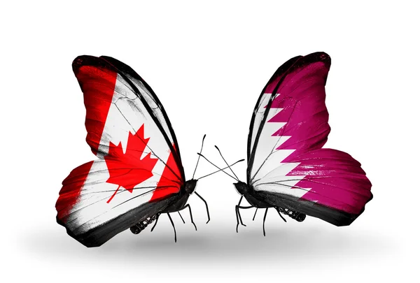 Due farfalle con bandiere sulle ali come simbolo delle relazioni Canada e Qatar — Foto Stock