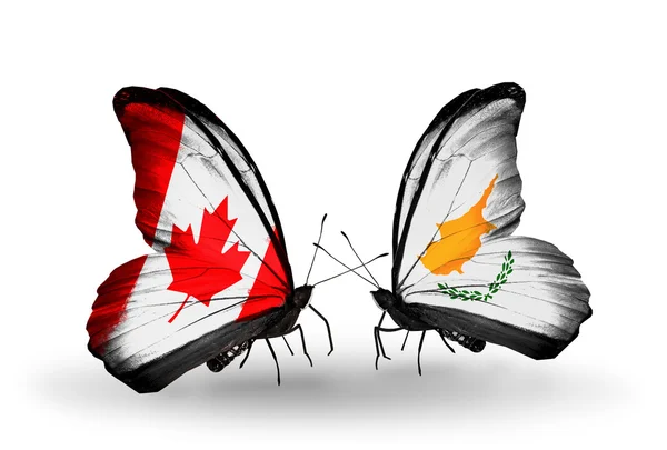 Due farfalle con bandiere sulle ali come simbolo delle relazioni Canada e Cipro — Foto Stock