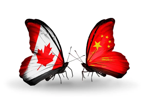 Due farfalle con bandiere sulle ali come simbolo delle relazioni Canada e Cina — Foto Stock