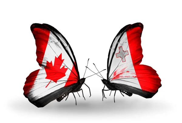 Duas borboletas com bandeiras em asas como símbolo de relações Canadá e Malta — Fotografia de Stock