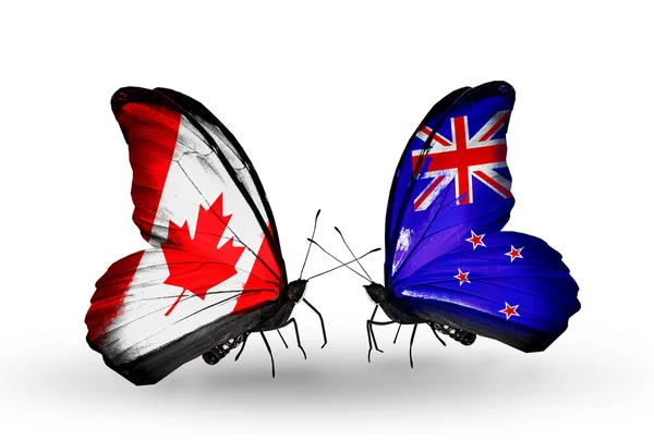 Dva motýli s příznaky na křídlech jako symbol vztahů, Kanada a Nový Zéland — Stock fotografie