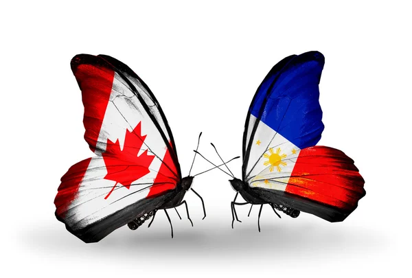 Dva motýli s příznaky na křídlech jako symbol vztahů, Kanada a Filipíny — Stock fotografie