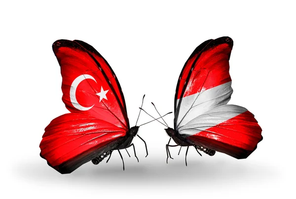 Twee vlinders met vlaggen op vleugels als symbool van de relaties Turkije en Oostenrijk — Stockfoto