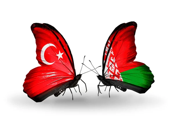 Två fjärilar med flaggor på vingarna som symbol för förbindelserna mellan Turkiet och Vitryssland — Stockfoto
