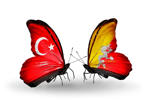 Duas borboletas com bandeiras em asas como símbolo de relações Turquia e Butão — Fotografia de Stock
