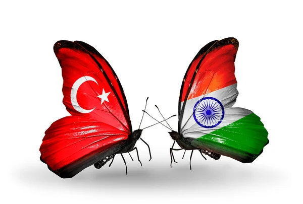 Två fjärilar med flaggor på vingarna som symbol för förbindelserna mellan Turkiet och Indien — Stockfoto