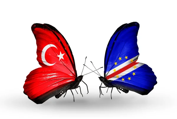 Dos mariposas con banderas en alas como símbolo de relaciones Turquía y Cabo Verde — Foto de Stock