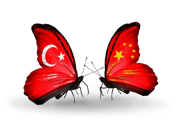 Dwa motyle z flagami na skrzydłach jako symbol stosunki Turcji i Chin — Zdjęcie stockowe
