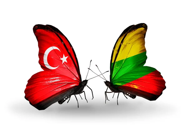 Dwa motyle z flagami na skrzydłach jako symbol Turcja stosunków i Litwa — Zdjęcie stockowe