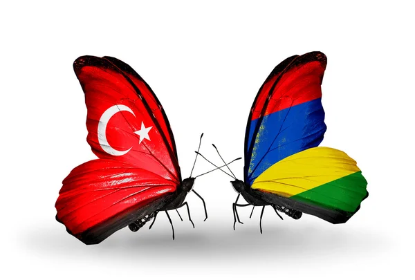 Dva motýli s příznaky na křídlech jako symbol vztahy Turecka a Mauricius — Stock fotografie
