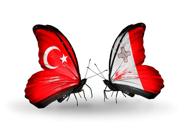 Deux papillons avec des drapeaux sur les ailes comme symbole des relations Turquie et Malte — Photo