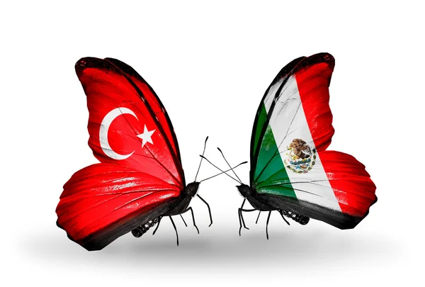 Dos mariposas con banderas en alas como símbolo de relaciones Turquía y México —  Fotos de Stock