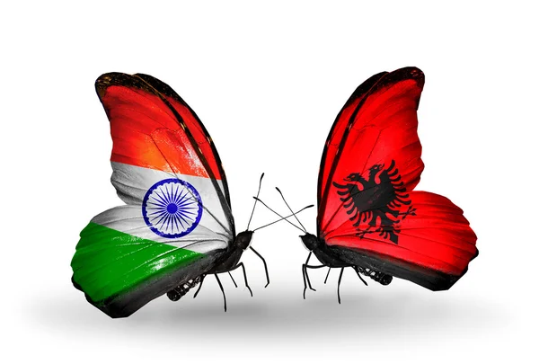 İki kanat bayrakları ile ilişkileri sembolü olarak Hindistan ve Arnavutluk kelebekler — Stok fotoğraf