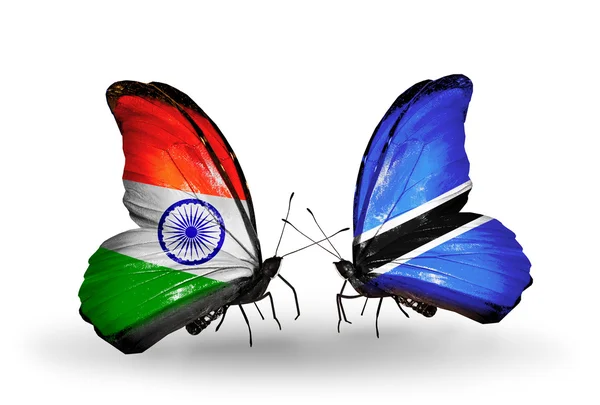 Zwei Schmetterlinge mit Flaggen auf Flügeln als Symbol der Beziehungen zwischen Indien und Botswana — Stockfoto
