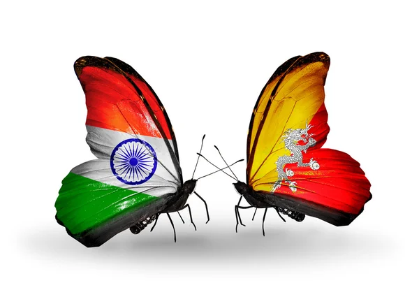 Две бабочки с флагами на крыльях как символ отношений Индии и Бутана — стоковое фото