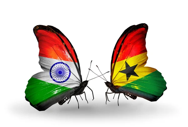 Deux papillons avec des drapeaux sur les ailes comme symbole des relations Inde et Ghana — Photo