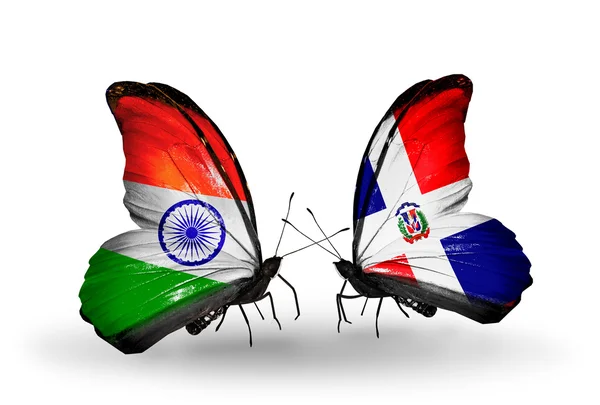 Duas borboletas com bandeiras nas asas como símbolo das relações Índia e República Dominicana — Fotografia de Stock